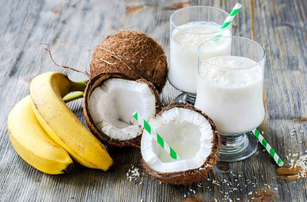 batido refrescante de coco y banana una delicia tropical para el verano