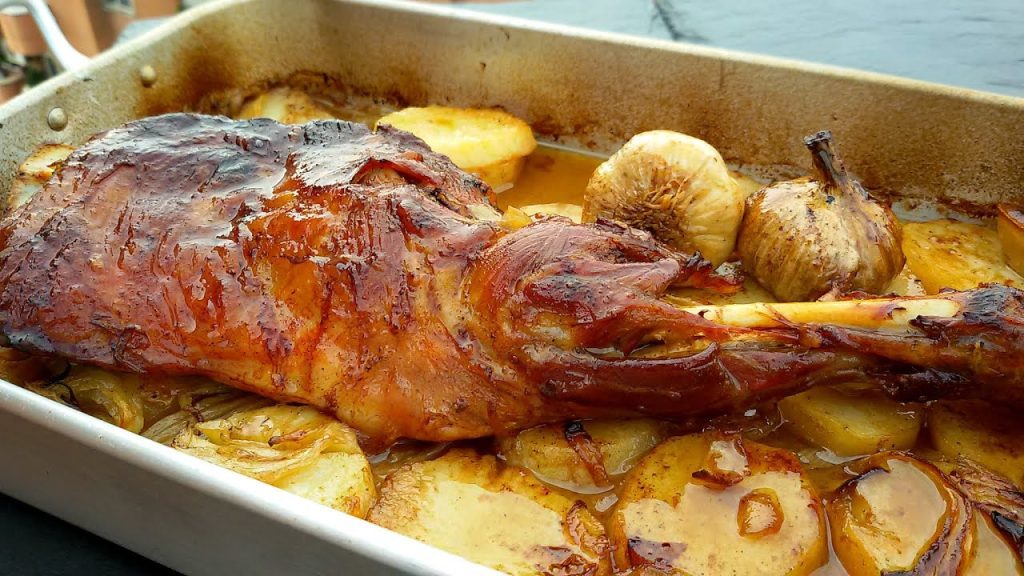 cordero al horno con papas asadas