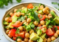 Deliciosa y Nutritiva Ensalada De Garbanzos y Aguacate: Salud y Sabor En Un Solo Plato