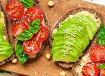 Deliciosas Tostadas De Hummus y Pepino: ¡Un Desayuno o Merienda Refrescante y Saludable!