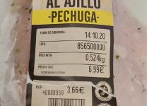 Delicioso Pollo Al Ajillo Con Refrescante Ensalada De Tomate: Un Delicioso Dúo