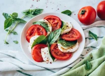 Ensalada Caprese: Receta Refrescante Con Tomates, Mozzarella y Albahaca Para Un Verano Saludable