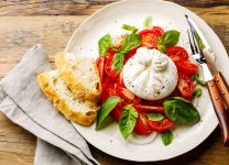 Ensalada De Burrata Con Tomate y Albahaca