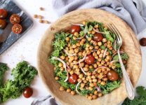 Ensalada De Col Rizada y Garbanzos