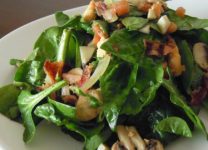 Ensalada De Espinacas Con Champiñones Salteados y Nueces Crujientes: Deliciosa y Nutritiva