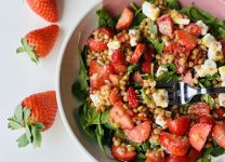 Ensalada De Espinacas Con Fresas y Queso Feta