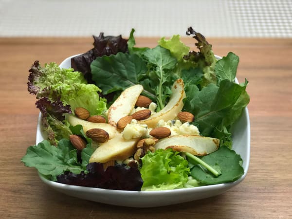 ensalada de espinacas con queso azul y peras