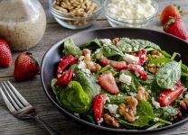 Ensalada De Espinacas Fresca y Saludable Con Fresas Dulces y Queso Feta Cremoso