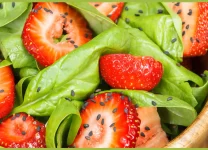 Ensalada De Espinacas y Fresas, Refrescante y Saludable Con Vinagreta De Balsámico