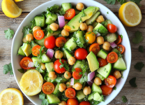 Ensalada De Garbanzos y Aguacate Con Toque De Cilantro: Una Delicia Refrescante y Nutritiva