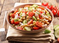 Ensalada De Garbanzos y Tomate: Receta Refrescante y Saludable Para Verano