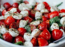 Ensalada Deliciosa y Refrescante: Tomates Cherry y Mozzarella Para Una Comida Saludable