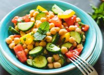 Ensalada Fresca y Refrescante De Garbanzos y Pepino Con Cremoso Yogur