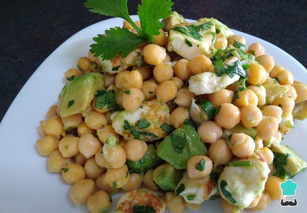 ensalada fresca y saludable deliciosa combinacion de aguacate garbanzos y limon