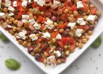 Ensalada Mediterránea Irresistible: Garbanzos y Pimientos Asados, ¡Una Delicia Saludable!