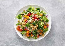 Ensalada Mediterránea Refrescante: Deliciosa Combinación De Garbanzos, Tomates y Pepinos