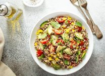 Ensalada Refrescante De Quinoa, Pepino y Menta: Sabores Crujientes y Aromáticos