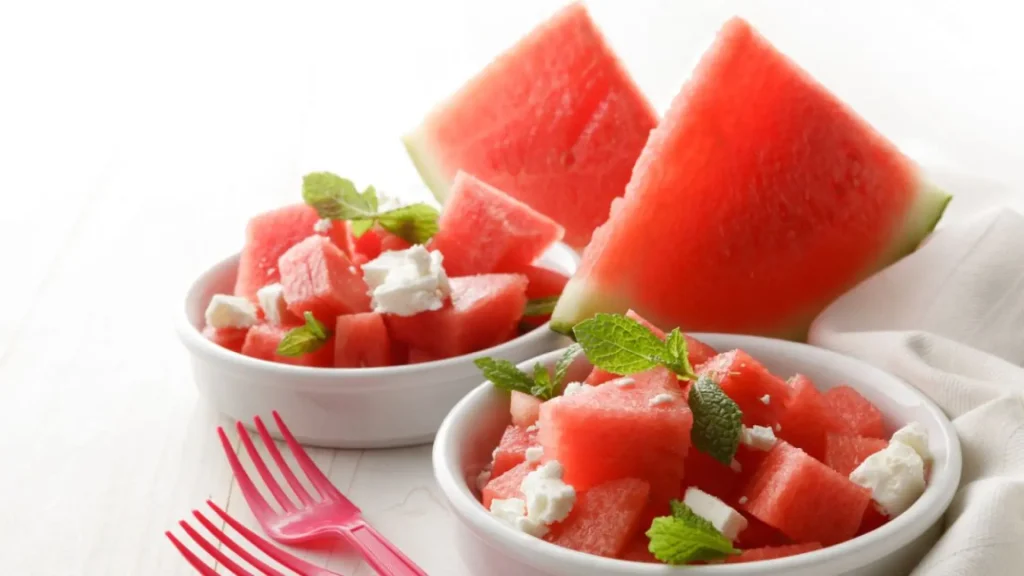 Ensalada de sandía y feta, una opción refrescante y saludable para el verano.