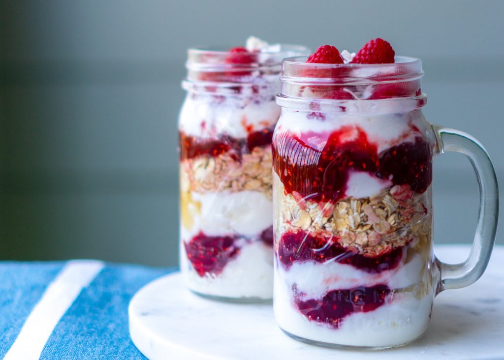 parfait de yogur y frutos del bosque un delicioso y saludable desayuno o merienda