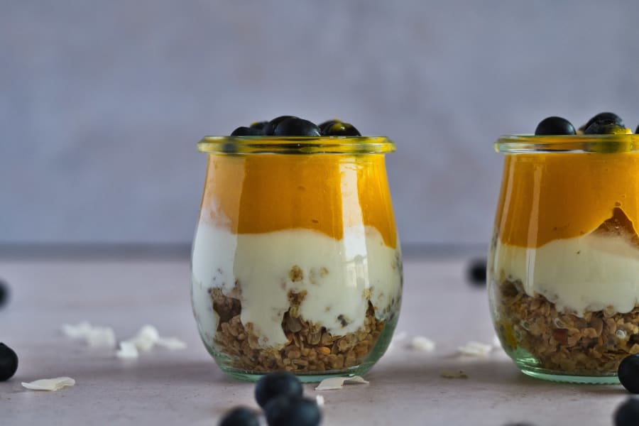 parfait de yogur y mango una delicia cremosa y afrutada para un desayuno saludable