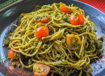 Pasta Al Pesto Con Deliciosos Tomates Cherry: Una Delicia Sabrosa y Fácil De Preparar