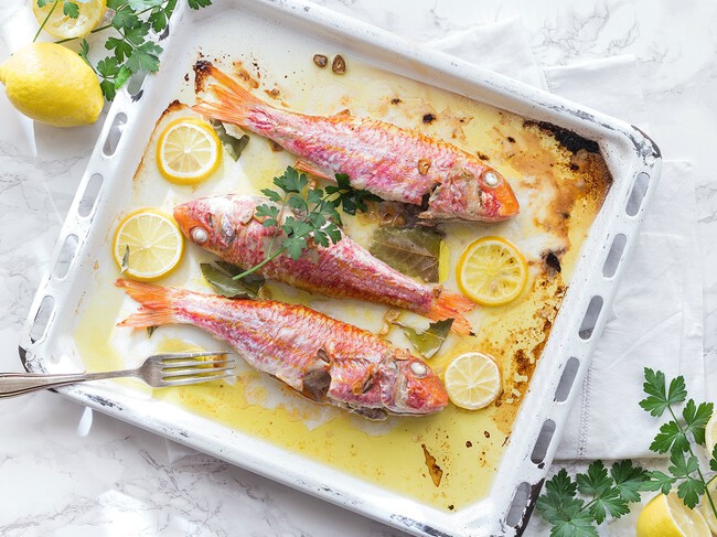 pescado al horno con limon jugoso crujiente y facil de preparar