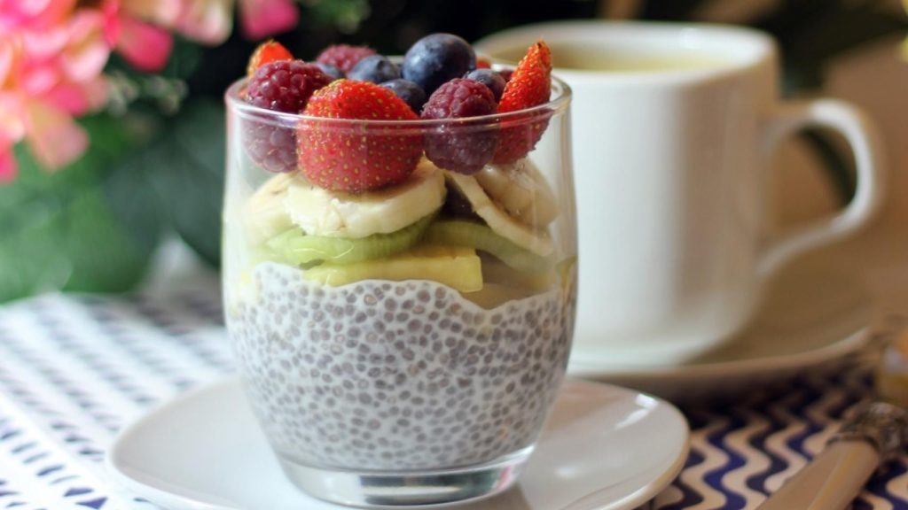 pudin de chia con frutas un desayuno saludable y sabroso