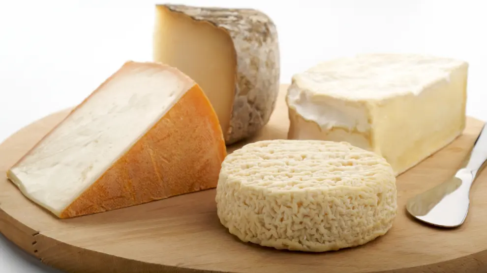 Quesos que favorecen la salud ósea: opciones ricas en calcio y nutrientes.