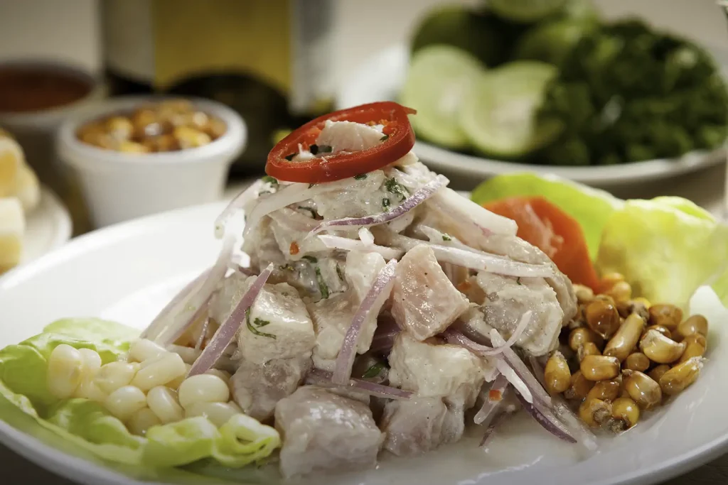 receta de ceviche peruano con ingredientes locales