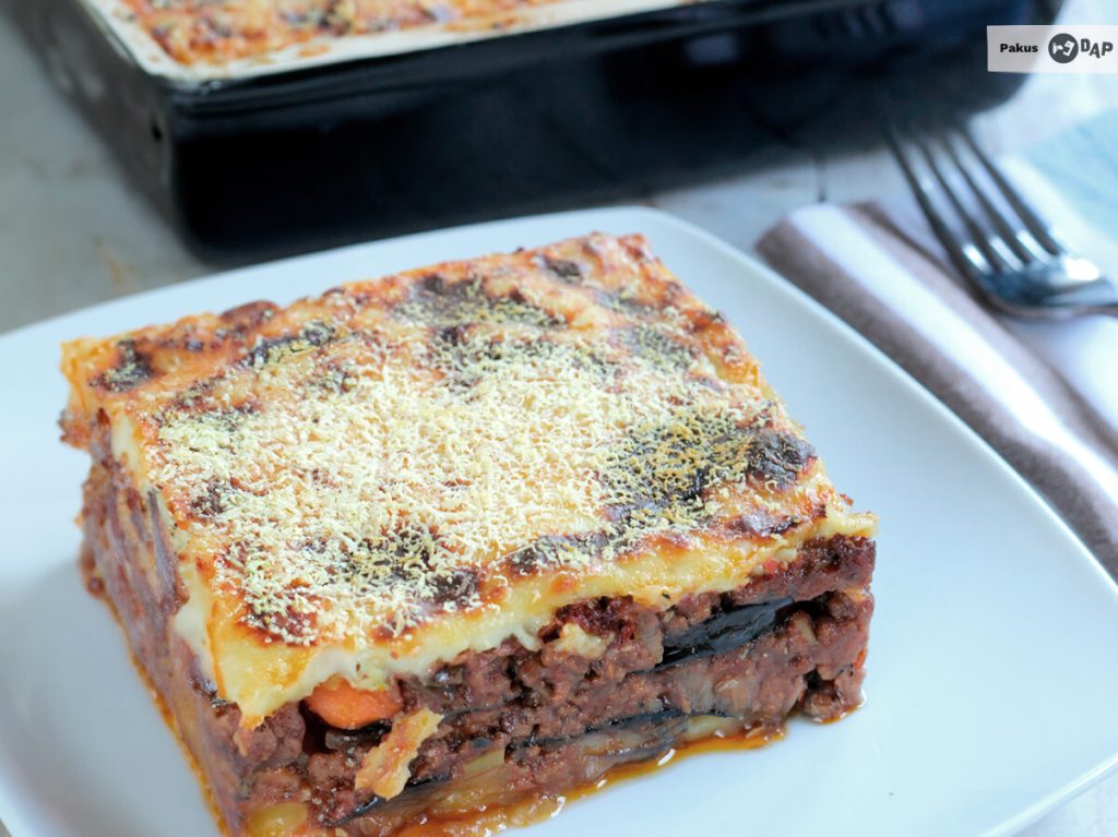 receta de moussaka griega con ingredientes locales