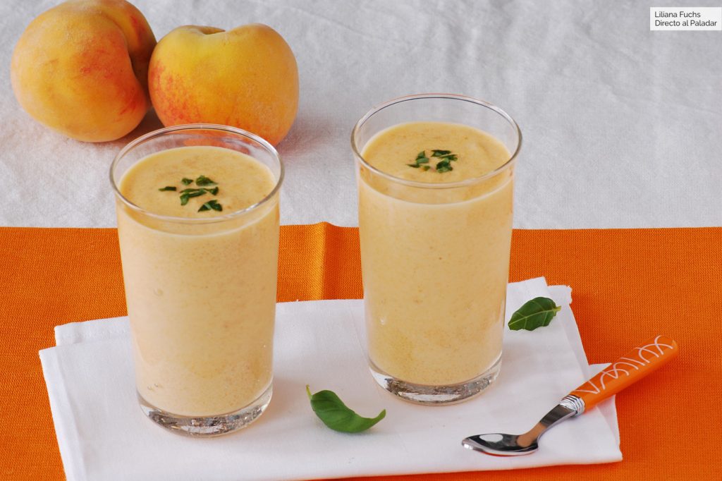 receta facil y deliciosa smoothie refrescante de durazno y yogur para un verano saludable