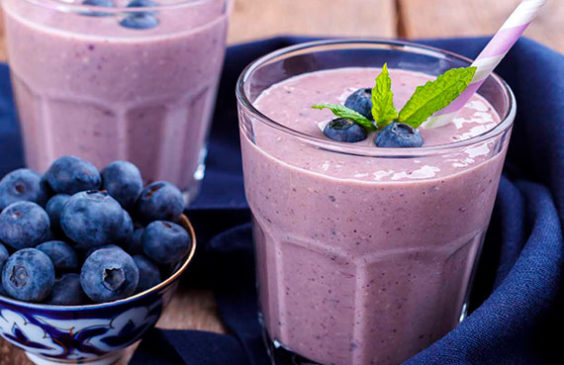 smoothie de arandanos y chia refrescante saludable y cargado de nutrientes