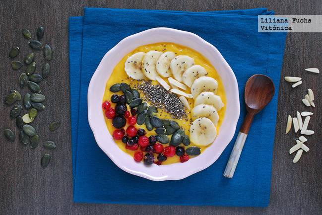 smoothie de mango y frutos rojos refrescante receta para un desayuno o merienda saludables