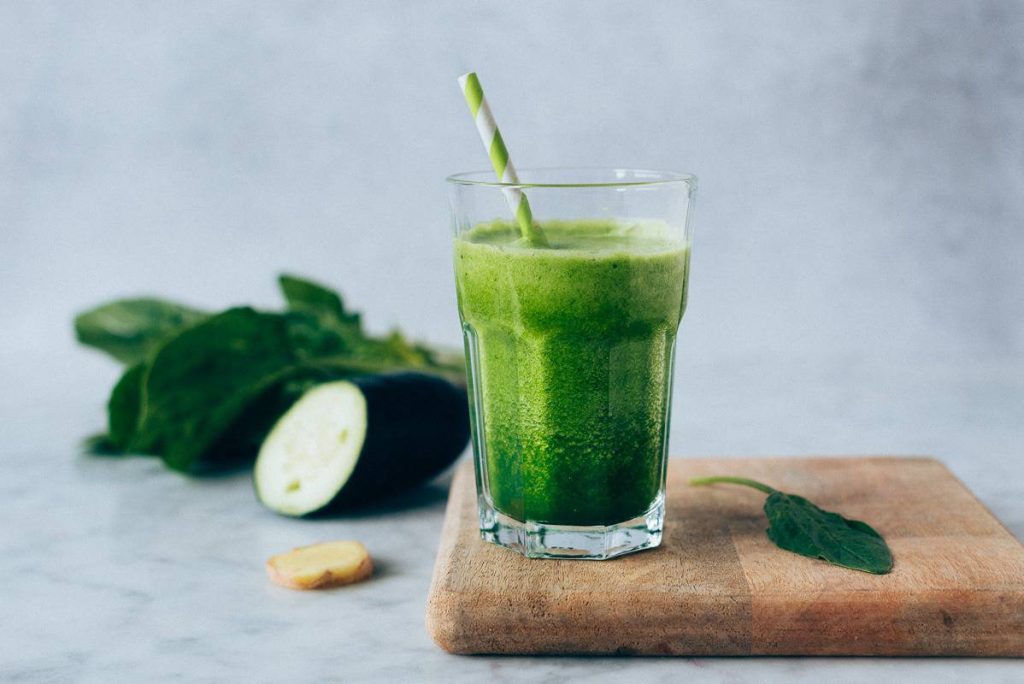 smoothie verde de espinacas y manzana