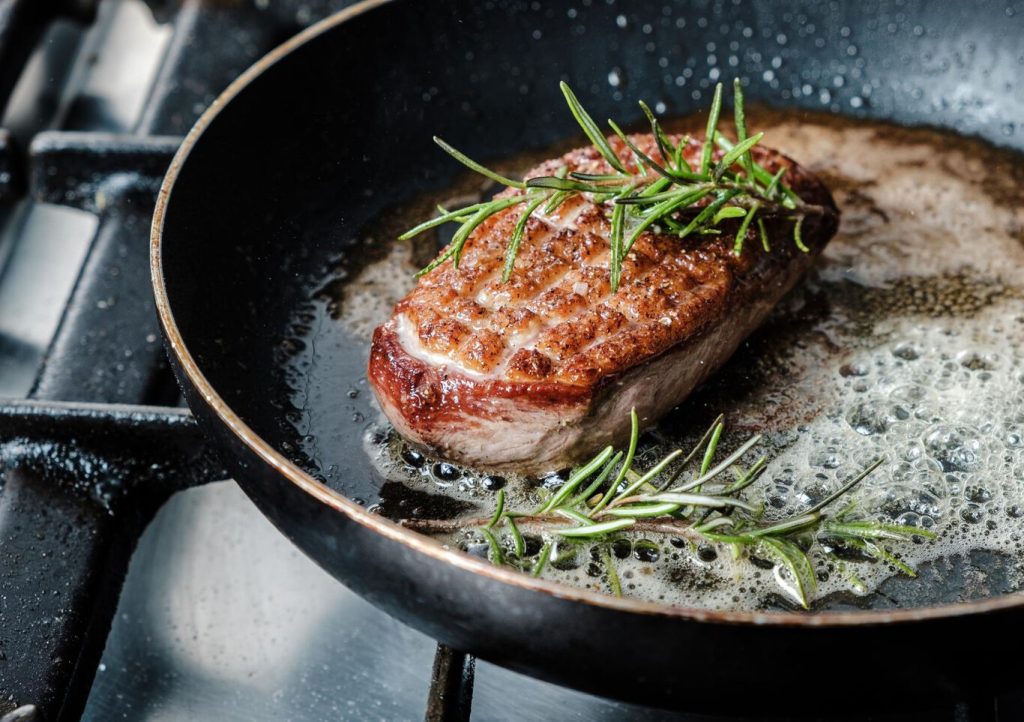 Técnicas para cocinar carne en sartén antiadherente: consejos para un resultado perfecto.