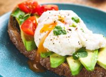 Tostadas De Aguacate y Huevo Poché