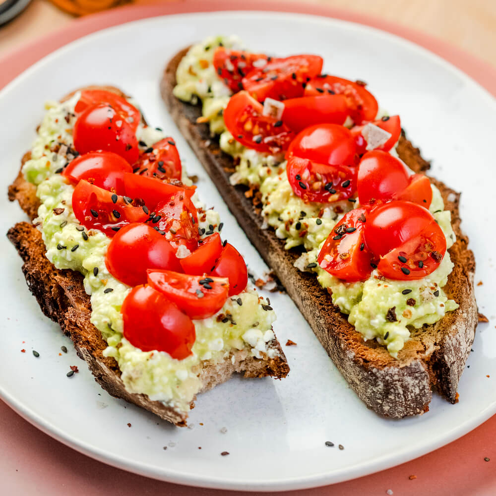 tostadas de aguacate y tomate