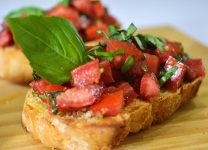 Tostadas De Tomate y Albahaca